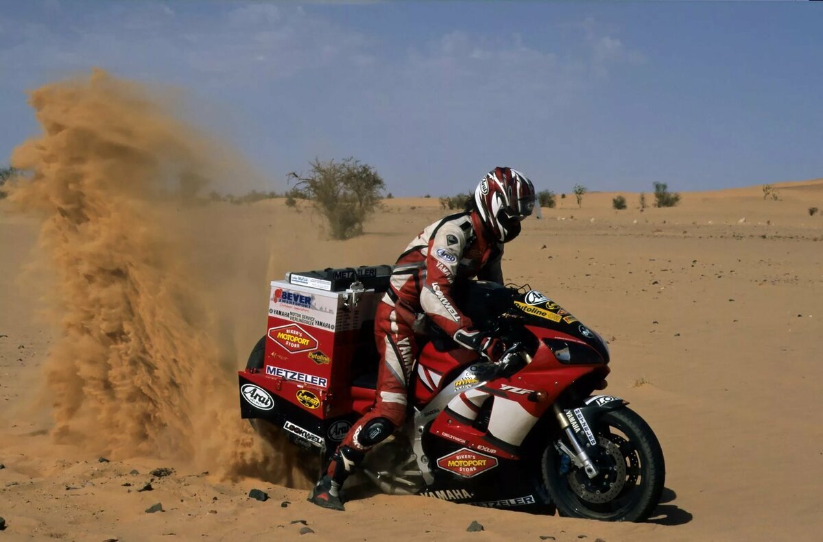 Жак Лукассен на Yamaha R1 в пустыне