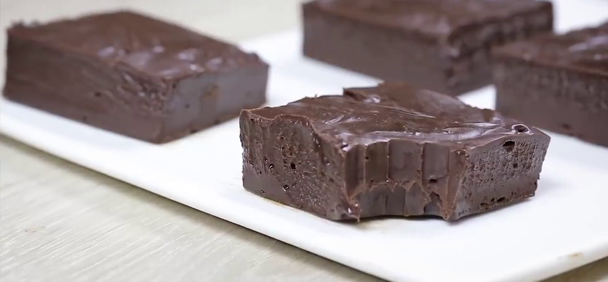 Сегодня мы будем делать очень нежный и изысканный шоколадный десерт,напоминающий по вкусу и консистенции шоколадный торт помадку или мягкую карамель, этот десерт обязательно понравится тем кто любит шоколад, а самое главное что все готовится за считанные минуты и всего из двух ингредиентов представляете!!! И так  для начала подготовим емкость в которой будем готовить наш десерт у меня это  форма для выпекания застилаем форму пергаментной бумагой или пленкой.Размельчаем шоколад и добавляем в сгущ.молоко ставим на небольшой огонь и в течение пяти-шести минут постоянно помешиваем пока весь шоколад не растает и масса не станет однородной и гладкой .                                                                                                                                                                                         