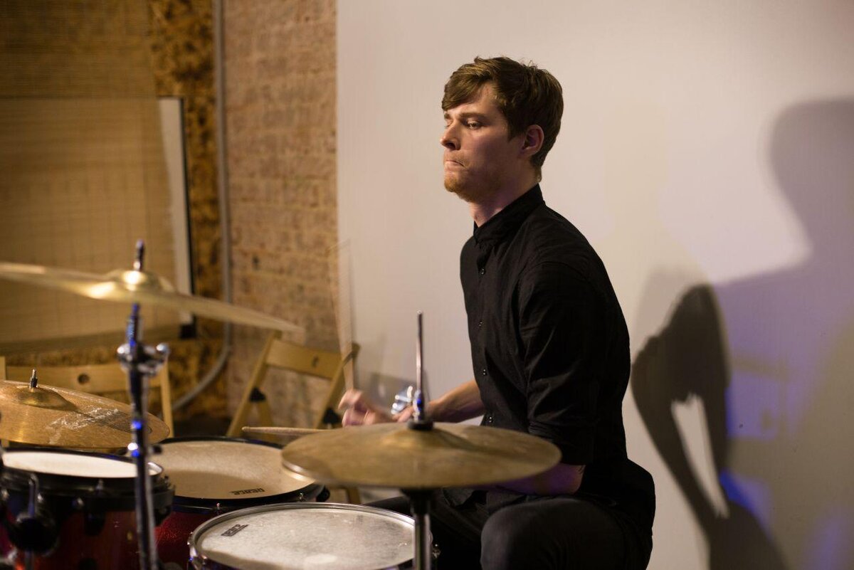 Лицо, которое выражает некую скорбь по деньгам, которые не попали в шапку.