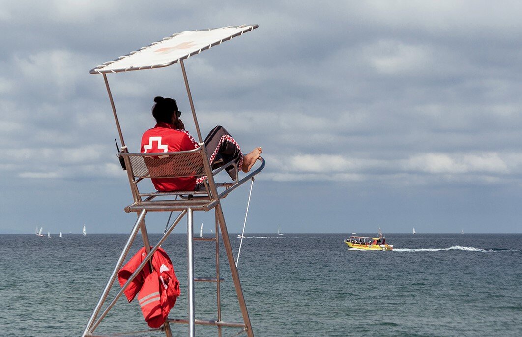 За буйки не заплывать: Принц Гарри отдыхает на пляже (ФОТО)