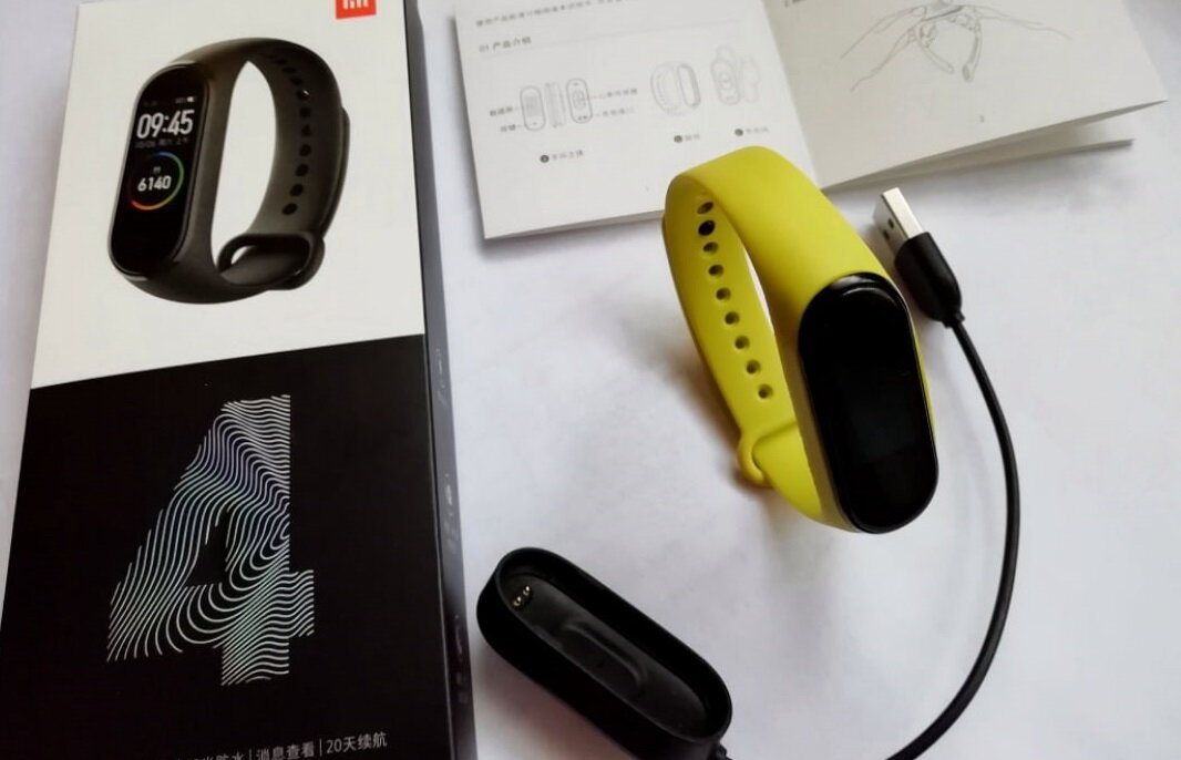 Полная комплектация фитнес-браслета Mi Band 4 (ремешок неродной).