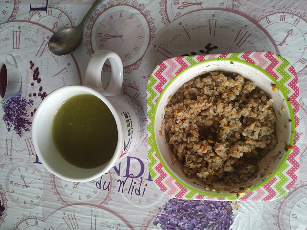 Вторя часть обеда : Гречка с зеленью и кисель, на первое был свекольник кстати очень вкусно ( так вкусно что не сфоткала).Я понимаю, что набрала вес не за неделю и уйдет он не быстро. А хочется то все и сразу.. Надо запастись терпением. 