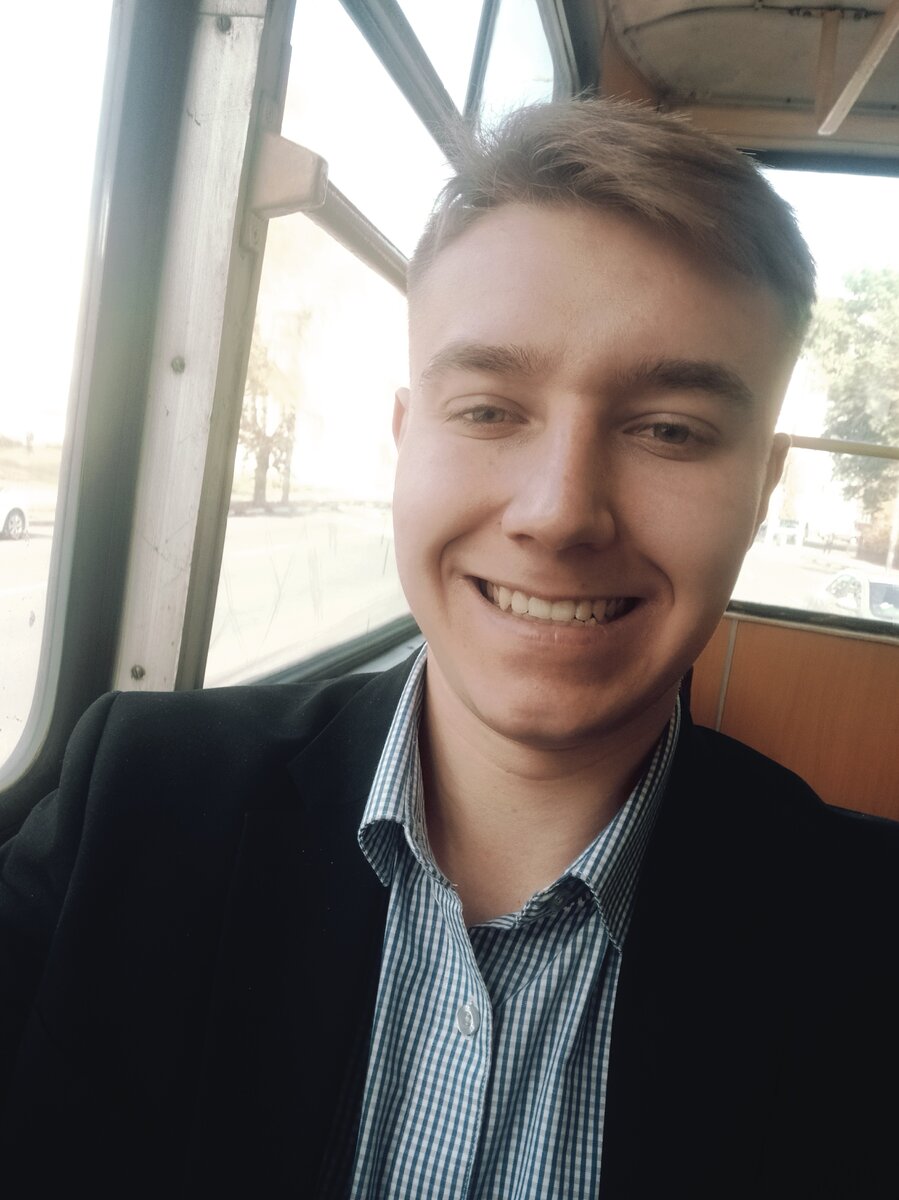 Еду утром на работу в трамвае)