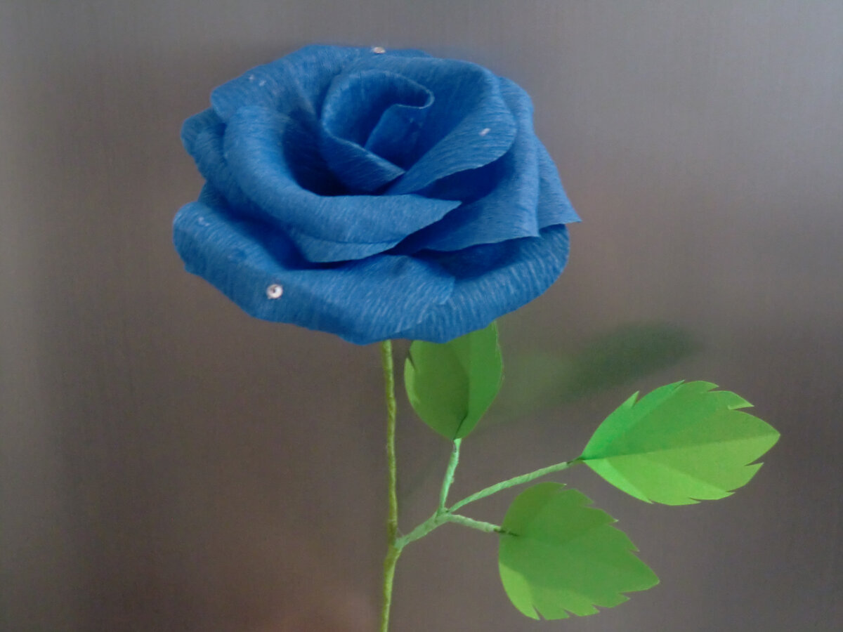 Как сделать розы из гофрированной бумаги с конфетами внутри