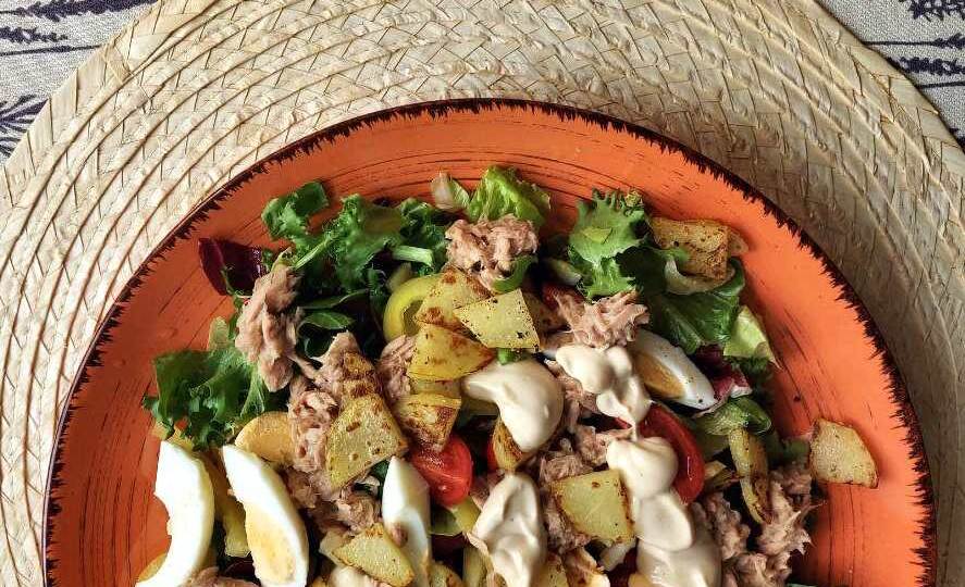 Салат всего из половины банки тунца. Больше 20 грамм белка на порцию.