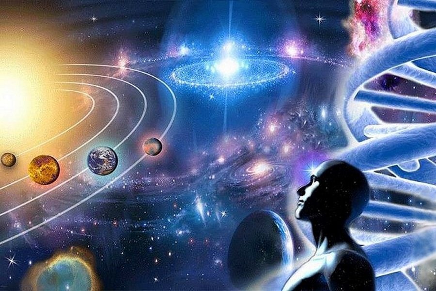 Наша Вселенная – это не только безграничный поток огромной энергии, но и библиотека информации! Огромное её количество во Вселенной находится в одном месте - это информационное поле, которое расстилается вне времени и пространства, иными словами везде. В информационном поле содержится вся история,  знания всех цивилизаций и галактик, информация настоящего времени и даже будущего.  Практикующие люди, утверждают, что у каждого человека имеется доступ к информационному полю, эта возможность заложена в нас с рождения! Просто надо научиться использовать эти способности. Представьте, что вы сможете сделать, когда сможете раскрыть в себе способность получать любую информацию! 
       Все изобретатели, гении, ученые, экстрасенсы все свои  идеи открытий, информацию о прошлом, настоящем и будущем берут из информационного поля! Только в большинстве своем делают это неосознанно. Не многие развивают в себе эти возможности.
Рассмотрим, какими способами можно направить запрос в информационное поле Вселенной для получения необходимой информации.
Этот метод используют более практикующие люди.
    Необходимо заранее сформулировать интересующий вас вопрос. Для того чтобы проверить себя и выработать внутреннее доверие, запрос может быть из той области знаний, о которой вы имеете очень поверхностное представление.
    Желательно чтобы вас во время подключения к информационному полю никто не отвлекал! 
    Лягте, займите удобное для вас положение, закройте глаза и расслабьте свое тело и лицо. Мысленно пройдите по всему телу, от кончика пальцев ног, до макушки головы, как бы расслабляя их. После того, как ваше тело будет расслаблено, дыхание спокойное, голова пуста от житейских мыслей, ваше сознание через некоторое время будет погружаться как бы в медитативное состояние. Попробуйте сконцентрироваться на своем дыхании, сосредоточиться на ощущении вдоха и выдоха. Дышите медленно и глубоко.
      Практикующие люди в этот момент замечают, что их мысли как будто растворяются. В этот момент четко мысленно задайте интересующий вас вопрос! Представьте, как вопрос улетает в темную пустоту, растворяясь в ней. После забудьте о вопросе и вновь сосредоточьтесь на дыхании.
Постепенно в голове начнут появляться разные мысли, образы и идеи. Зафиксируйте этот поток, думая только об вашем вопросе.
      Незаметно разная информация будет загружаться, в ней содержится нужный ответ. Запоминайте самые важные вещи, не анализируя их.
     Важно! После отключения от информационного поля, сразу законспектируйте все ценные сведения, что запомнили, так как ваше сознание для запоминания информации использует только краткосрочную память. 
     Не переживайте, если вы не смогли получить интересующую информацию данным способом. Данные метод требует постоянной практики и умение расслабляться и отвлекаться от житейских мыслей.
 
Существует другой, более простой способ получения ответа на интересующий вас вопрос.
 
     Подумайте о своем вопросе, думайте, что ваша мысль материальна, она живая, почувствуйте насколько важно и необходимо вам получить ответ. Затем следует отпустить мысли, как будто забыть о том, что вы хотите узнать и заниматься своими повседневными делами, не вспоминая о запросе.
И, в какой-то момент, ответ к вам придет сам. Ответ может прийти в разных образах. Например, его невзначай, может сказать ваш друг, знакомый в разговоре с вами, или информация может где-то проскользнуть в мыслях и др.
     Используя этот способ получения информации, важно суметь отпустить мысль во Вселенную, иначе постоянно думая или вспоминая о своем вопросе, мысль не сможет попасть в информационное поле.  
    
    Не пытайтесь придумать что-нибудь или мысленно ответить на свой вопрос. Информация должна быть спонтанной и неожиданной. В противном случае, она будет недостоверной!
 
     Надеюсь, информация была полезной для Вас. Подписывайте на канал, ставьте лайк. Впереди еще много интересной информации)))))).
И…помните, необычное рядом.
