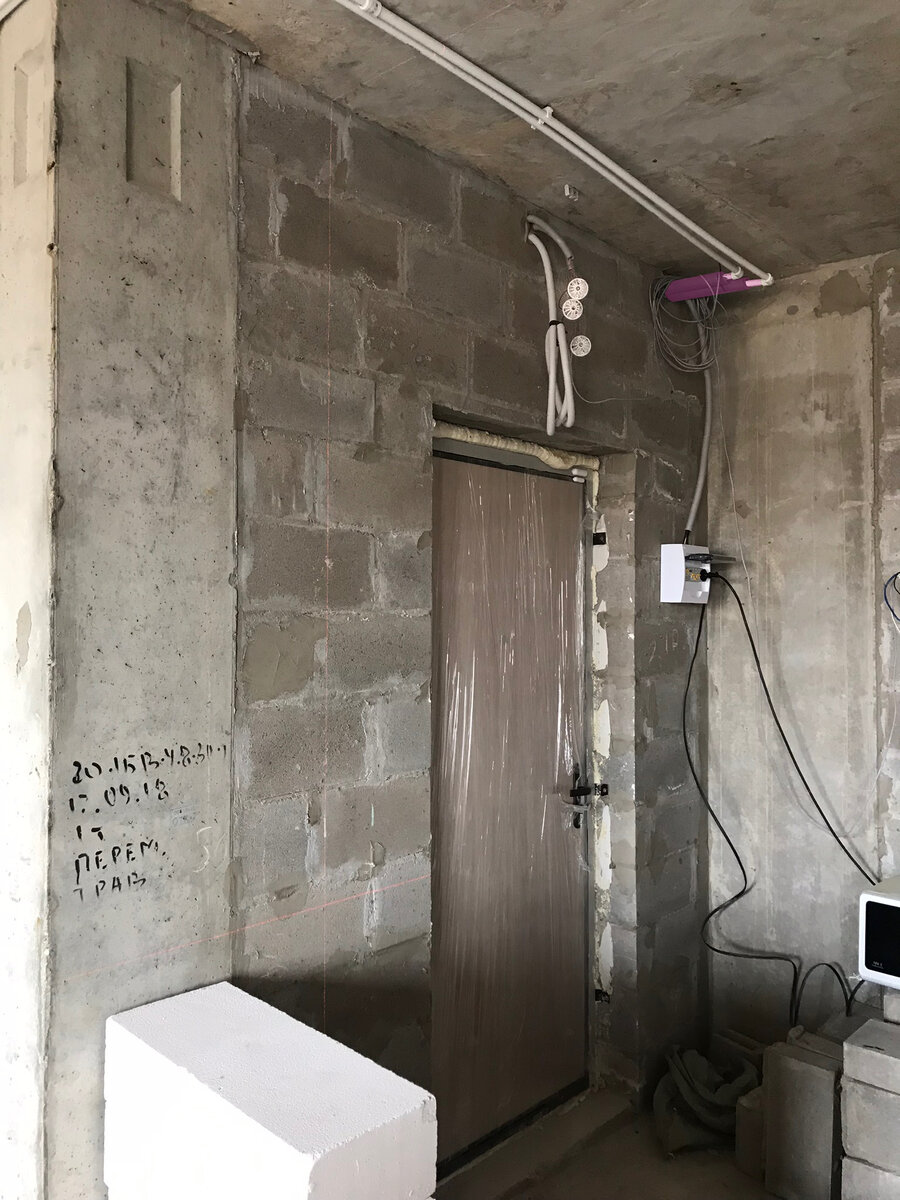 Для жителя панельки трубы с водой над входной дверью представляются каким-то браком или баловством