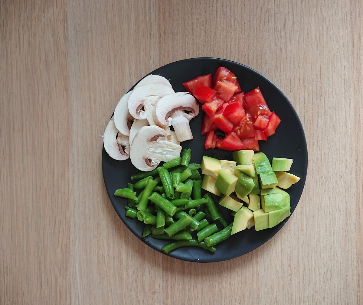 помидоры, авокадо, грибы и стручковая фасоль 