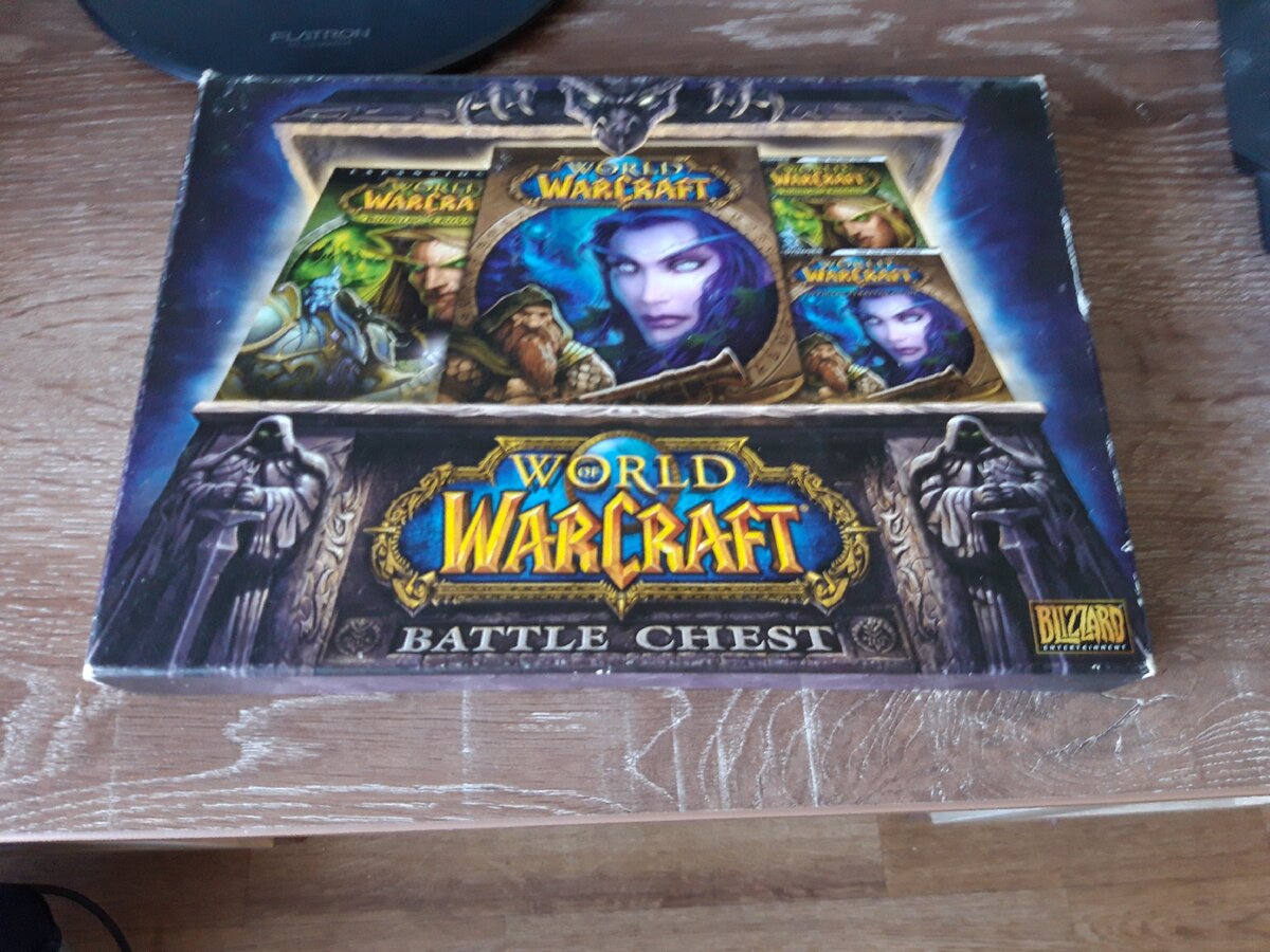 По мимо этого я еще коллекционирую интересные комплекты и версии по играм. Вот такой сундучок по WoW недавно на рыл в коллекцию к остальным версиям.