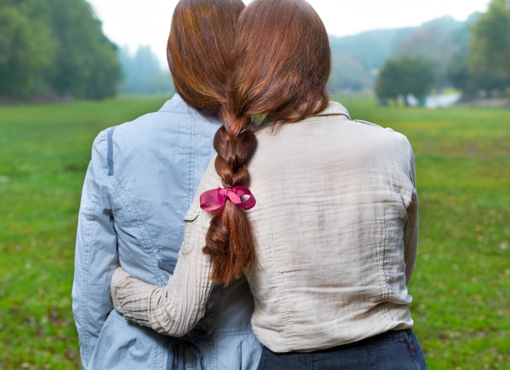 Маша и Катя выросли в обычной семье. Жили в трехкомнатной квартире. Мама работала в школе, а отец слесарем. Катя старшая сестра училась в 3м курсе в экономическом, а Маша в 1 курсе в архитектурном. Сестры были очень разные. Катя бунтарка, всегда во всем была первая, любила и мечтала о роскошной жизни. А Маша наоборот тихая, любила получать новые знания. Между собой ладить у них не получалось... 