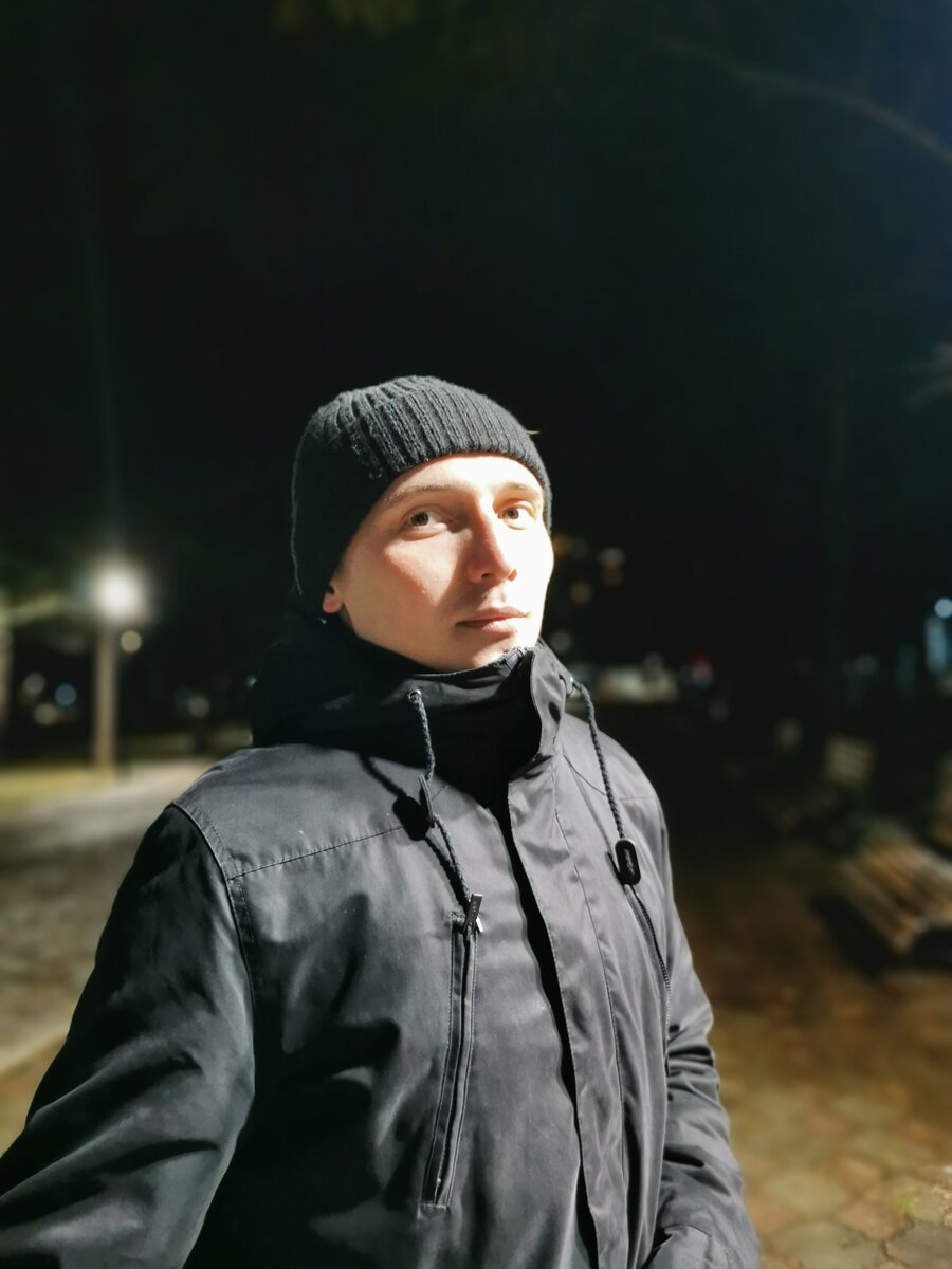 На заднем фоне парк, возле которого случилась эта история