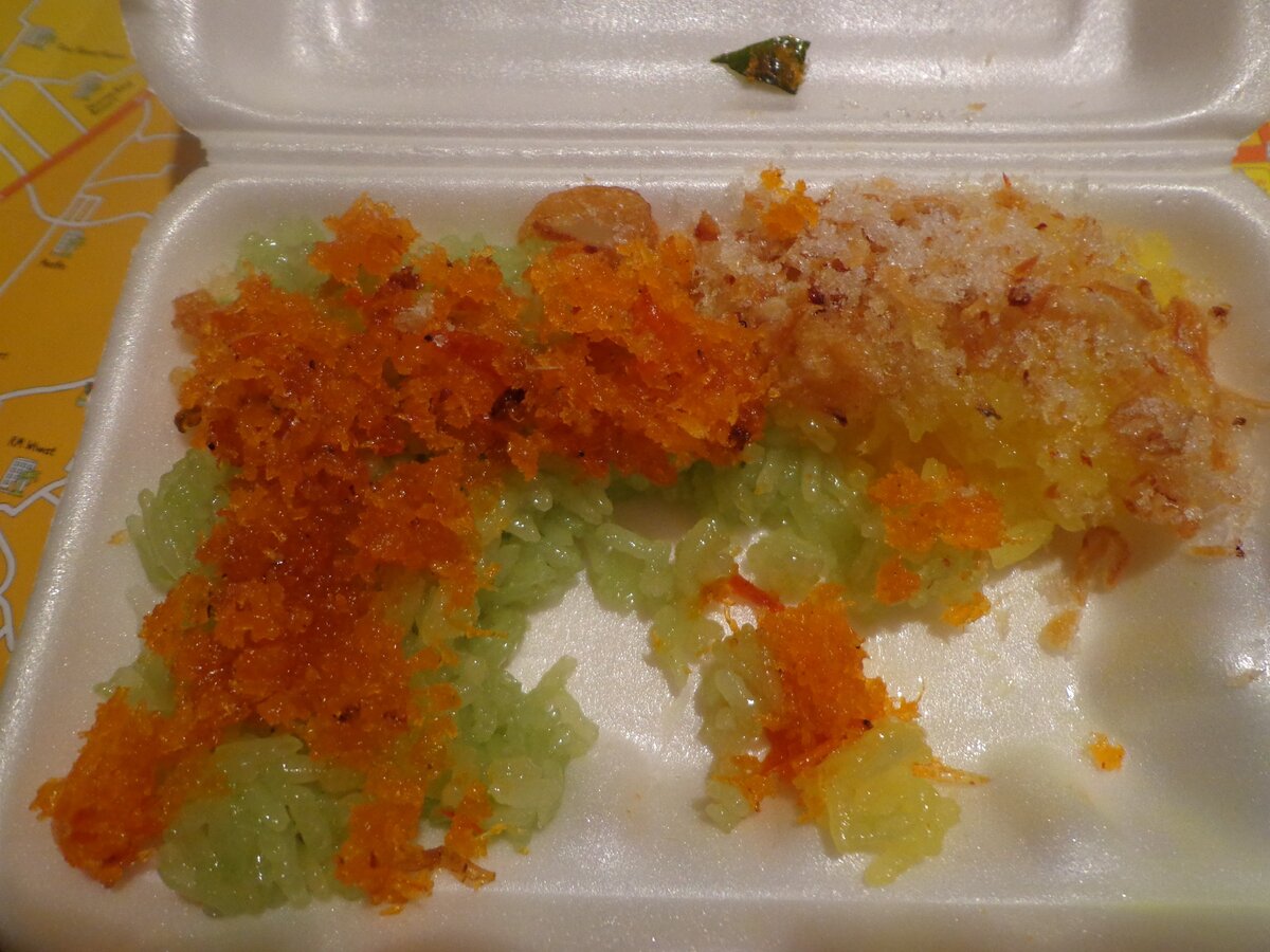 Сладкий цветной рис, сваренный в кокосовом молоке и присыпанный кокосовой стружкой