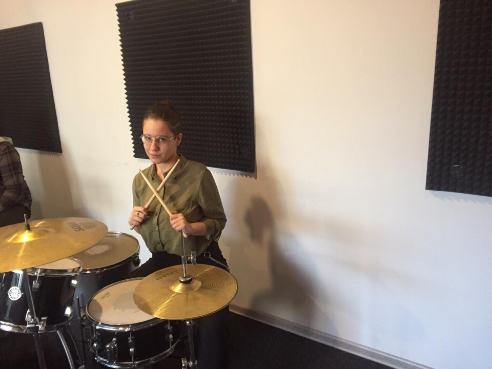 Доченька учится играть на барабанах :)