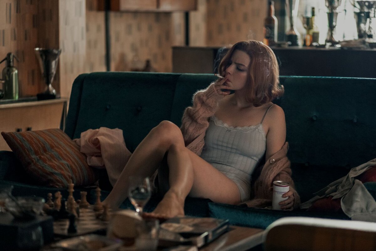 Аня Тейлор-Джой в образе Бет Хармон на кадре из сериала «Ход королевы»