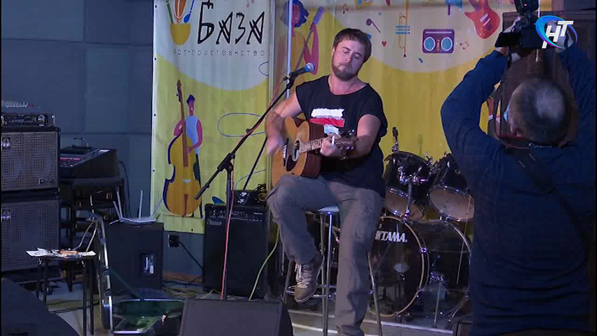 Кстати, о чём они и в каком жанре – тут автор также всегда даёт волю аудитории. Сам ограничивается простой формулировкой – «это авторская песня про любовь». 
