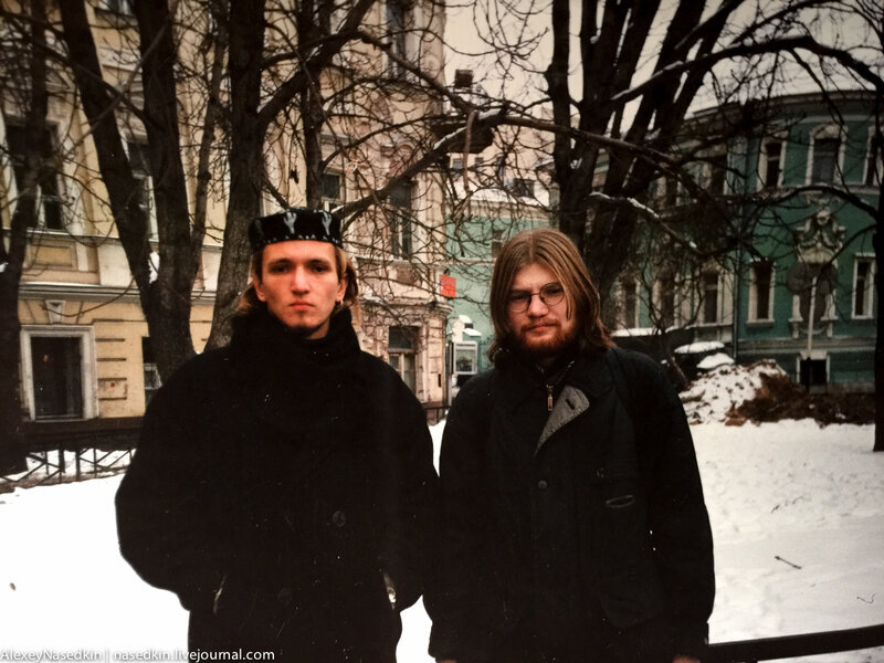 На фото я (слева в тюбетейке) и мой друг. В 1993-94 я приторговывал в палатке с аудио-видеопродукцией на Арбатской площади в Москве. 