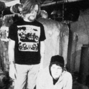 Дуэт Candiru: Пэт Мак Кэхан (гитара, вокал, сэмплы) и Кипп Джонсон (бас, драмс, сэмплы и лирика) 