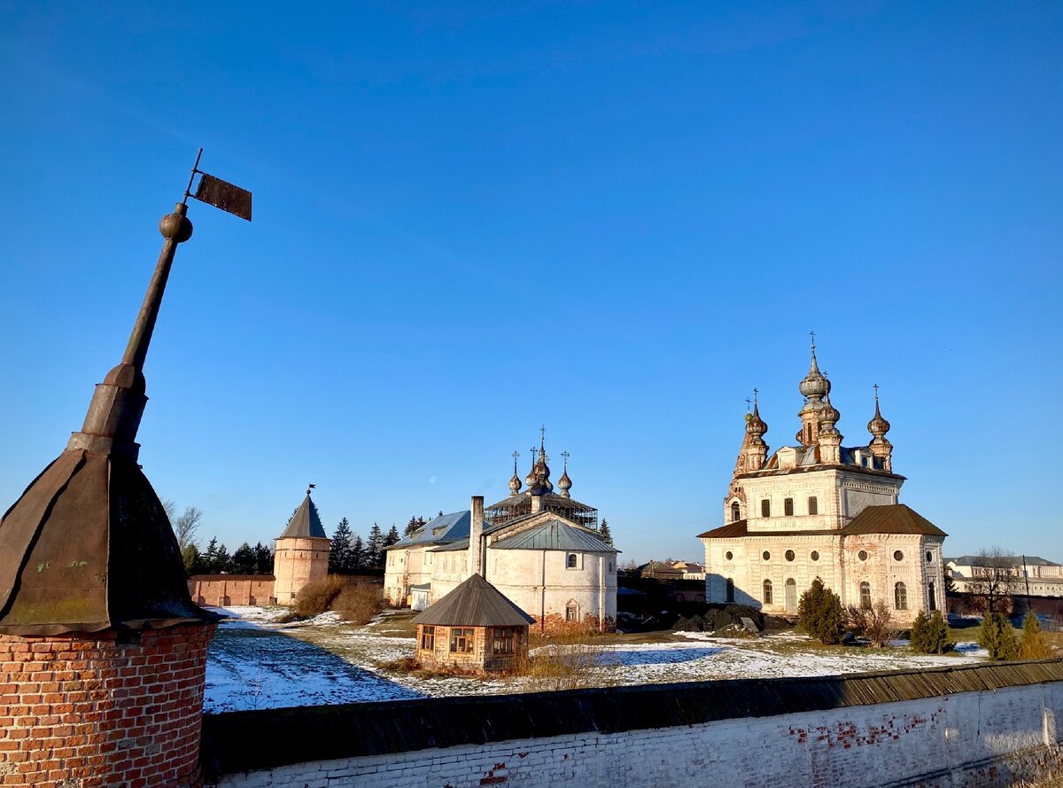 Вид с вала на Михайло-Архангельский монастырь