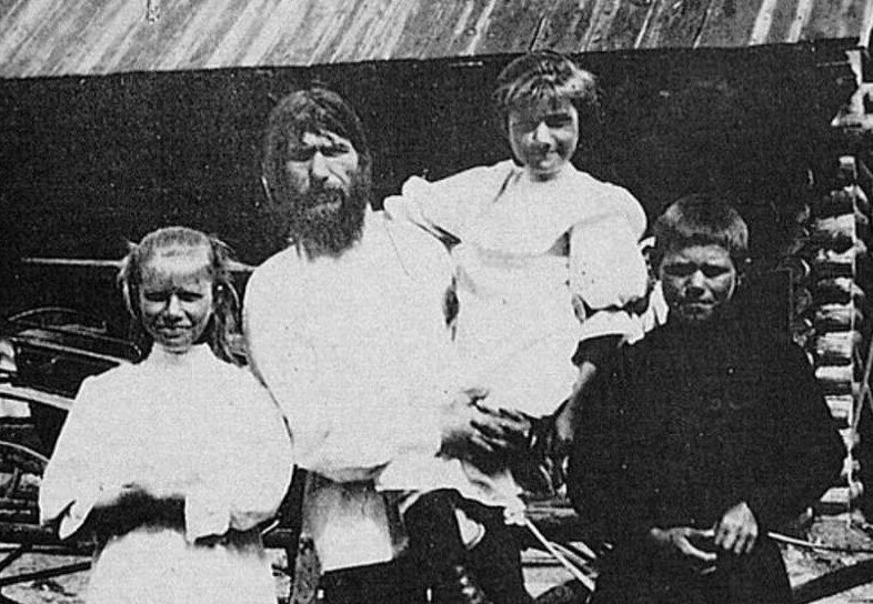 Распутин и его дети. Фотография взята из открытого источника. 