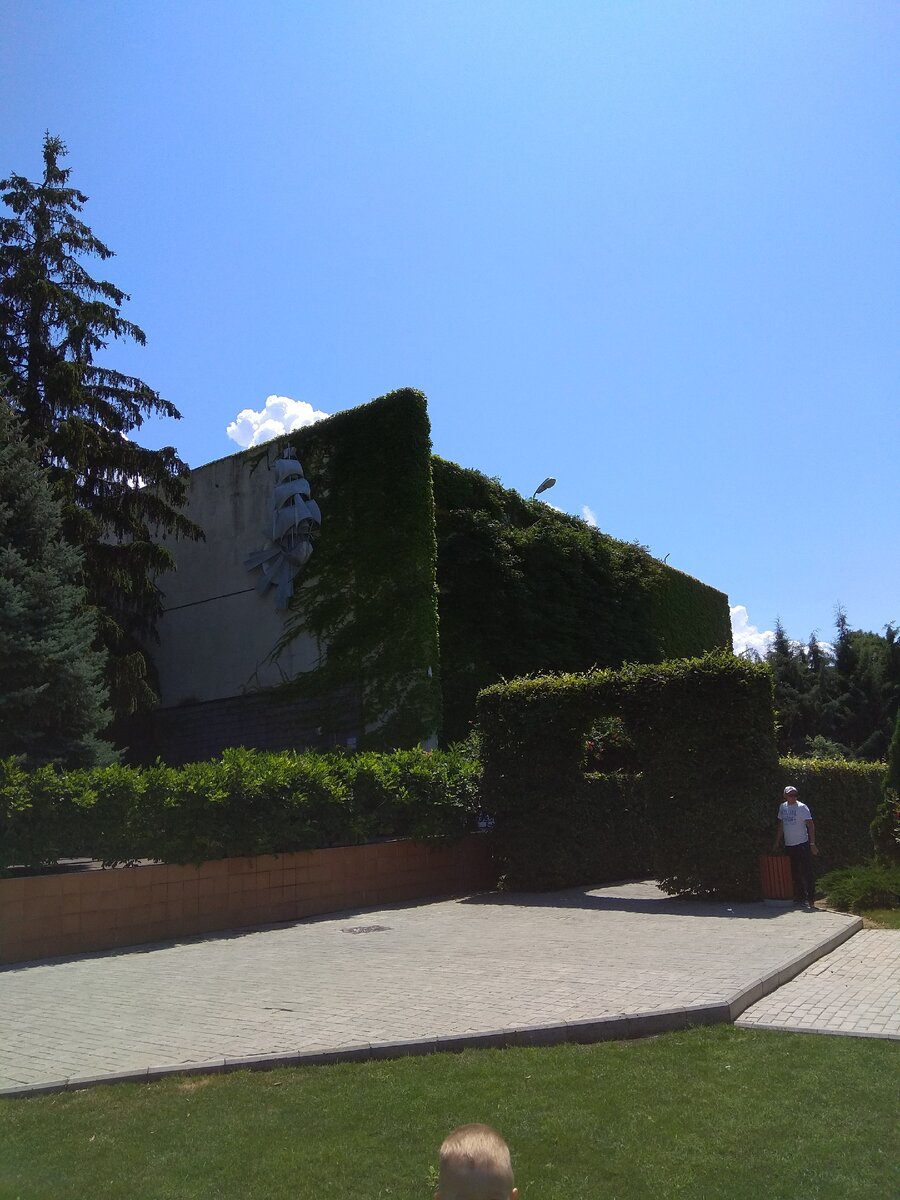 Черноморец, территория санатория. 