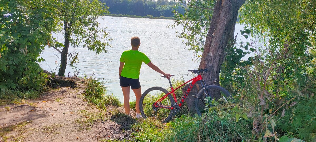 Я у пруда в начале сентября - вес 68 кг. Когда увидела это фото - подумала, что не помешает сбросить пять-шесть килограмм.