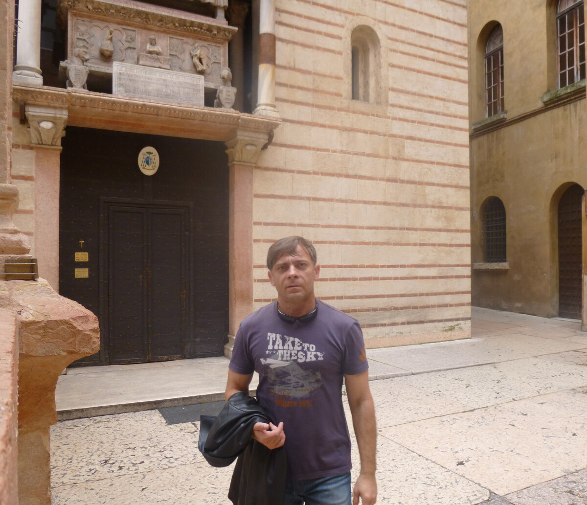 ВЕРОНА. У Арки Скалигеров (у усыпальницы дога Вероны Кангранде 1)