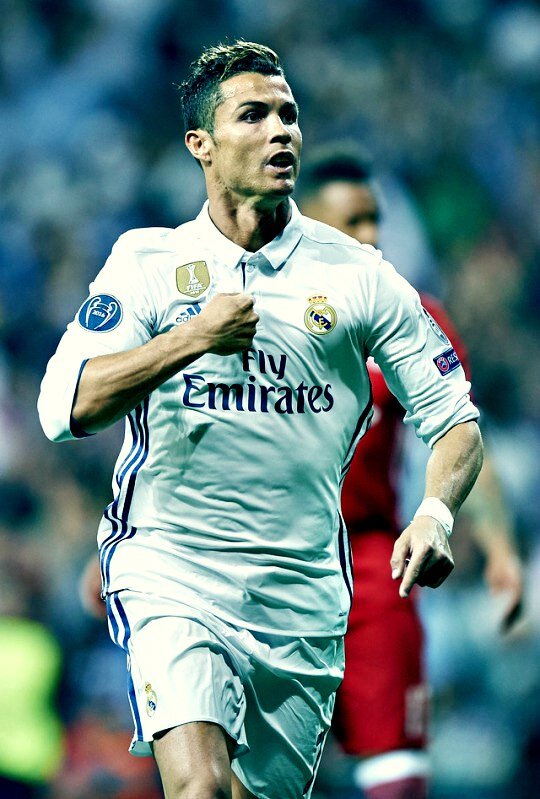 Криштиану Роналду является одним из самых популярных людей мира. На его Instagram подписано рекордное количество людей. Он зарабатывает более 100 миллионов евро каждый год, но все начиналось далеко не так хорошо. Давайте посмотрим, как Криштиану Роналду получил мировую известность и стал одним из лучших футболистов в истории.