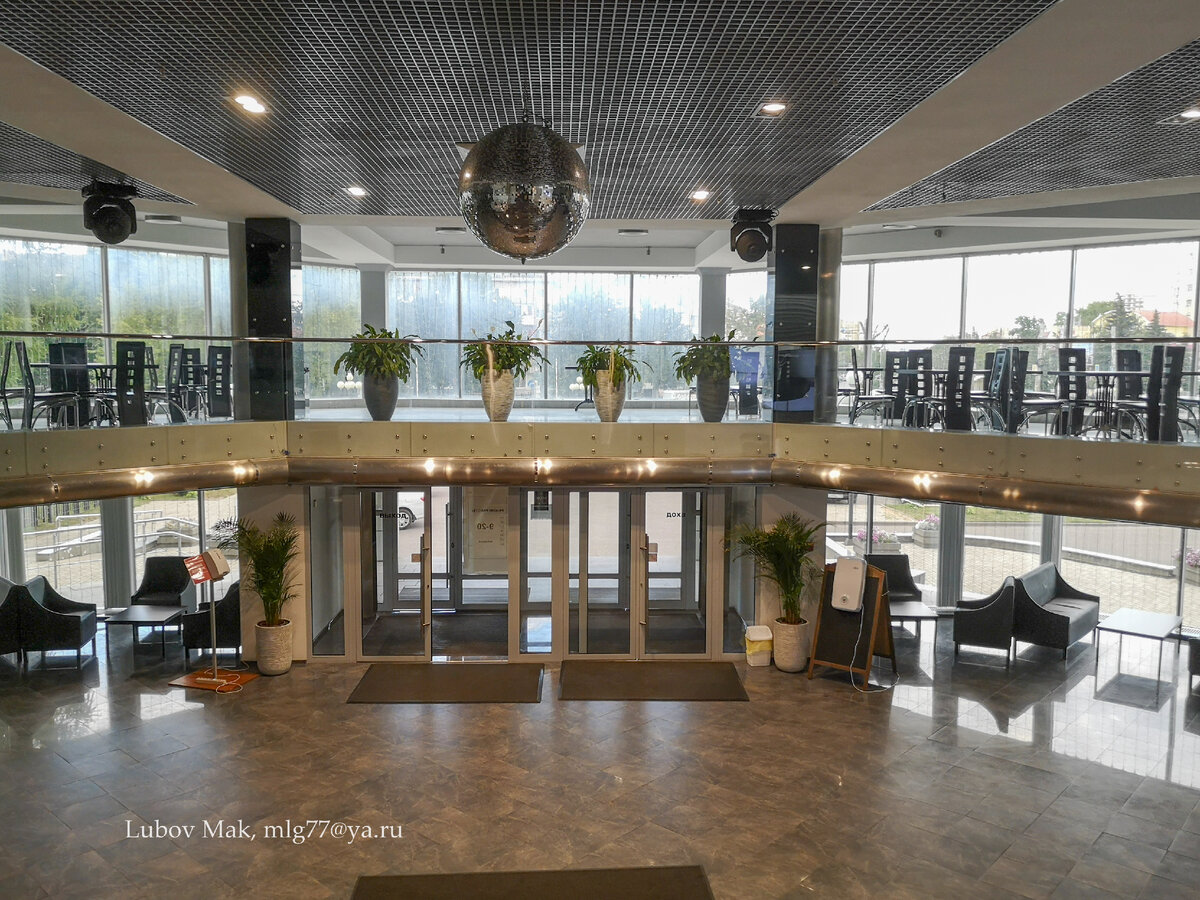 Свет падает из круглых окон "второго " этажа