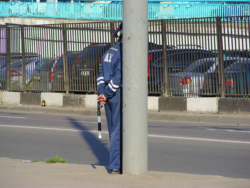 Сотрудники ГИБДД в засаде