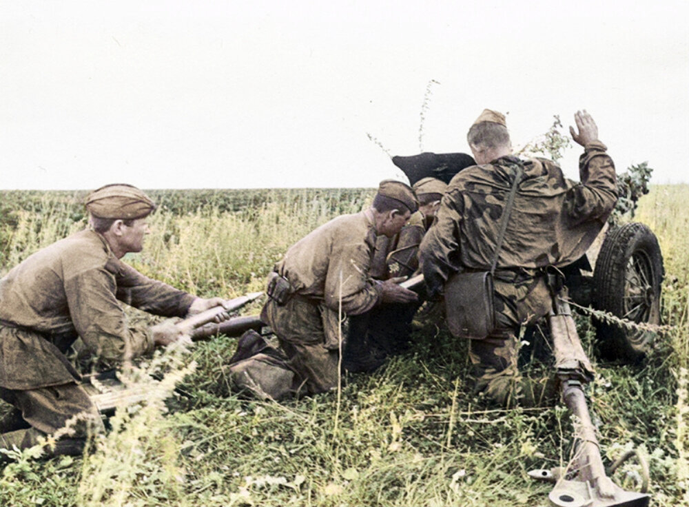 Расчет «сорокапятки» ведет огонь из своего орудия. Источник: broneboy.ru. Фотография использована в качестве иллюстрации.