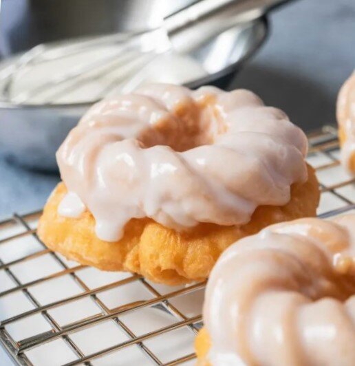 Представьте себе кекс без великолепной кучи глазури — это было бы не совсем полноценное угощение, верно? То же самое относится и к пончику. Особенно для тех, кто любит сладкое, этот слой сладкой глазури, это то что делает пончик таким неотразимым. Рецепт глазури, это обычная ванильная глазурь, но считайте ее чистым холстом, чтобы получать удовольствие от ароматов. Не стесняйтесь использовать любой фруктовый сок вместо молока или попробуйте кокосовое молоко для веганского варианта.