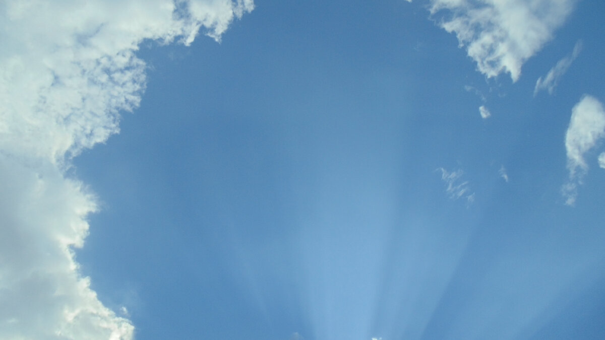 Луч скоро выйдет из-за туч. А ты не ной и не канючь.  Фото автора