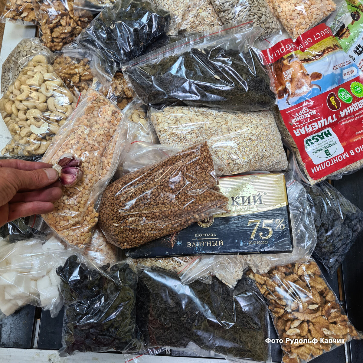 Продукты для похода упакованы по дневной нормы на группу. Это очень удобно, взял пакет и не раздумывая сколько отсыпать, зазыпаешь в котёл. 