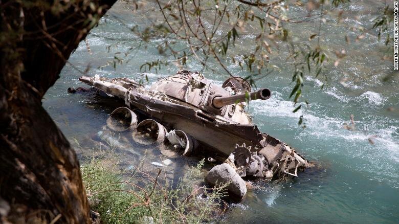 Уничтоженный танк советской эпохи находится в реке Панджшер в 2016 году в Базараке, Афганистан.