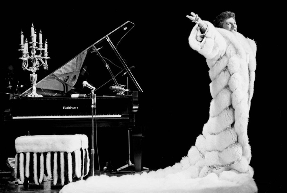 Знаменитая шуба из белого песца с пятиметровым шлейфом