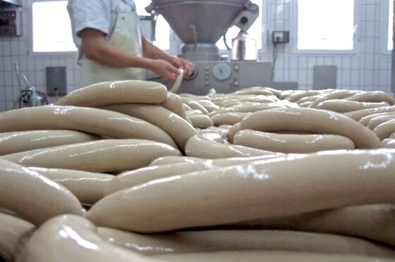 Производство ливерной колбасы.