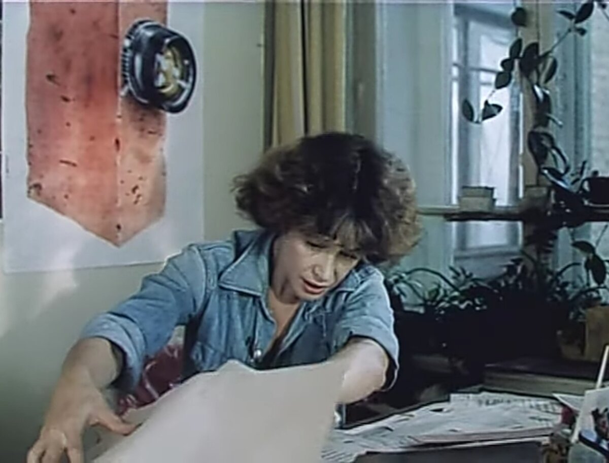 Марина Неелова в роли главной героини. Кадр из фильма "Мы веселы, счастливы, талантливы!"