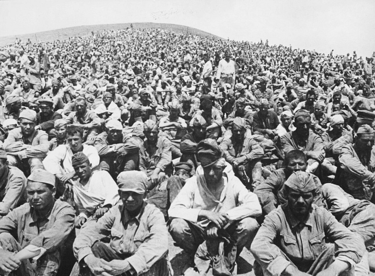 Плен 1942. Пленные севастопольцы 1942. советские пленные крым 1942. советские военнопленные в крыму 1942. пленные красноармейцы 1941.