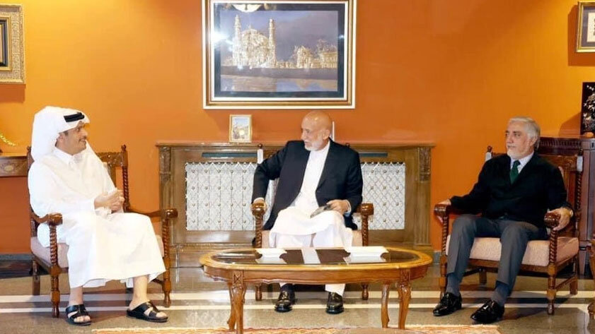 Заместитель премьер-министра и министр иностранных дел Катара Шейх Мохаммед бин Абдулрахман Аль Тани (слева) встречается с бывшим президентом Афганистана Хамидом Карзаем (в центре) и председателем Высшего совета по национальному примирению Абдуллой Абдуллой (справа) в Кабуле 12 сентября 2021 г. (Фото через Getty Images)