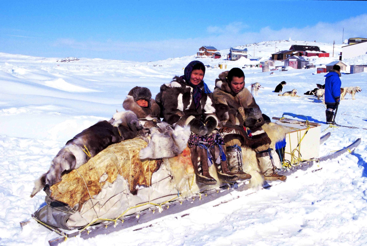 Чукчи проживают. Эскимосы инуиты. Инуиты — Канадские Эскимосы. Арктические пустыни инуиты. Коренные народы Канады Эскимосы.