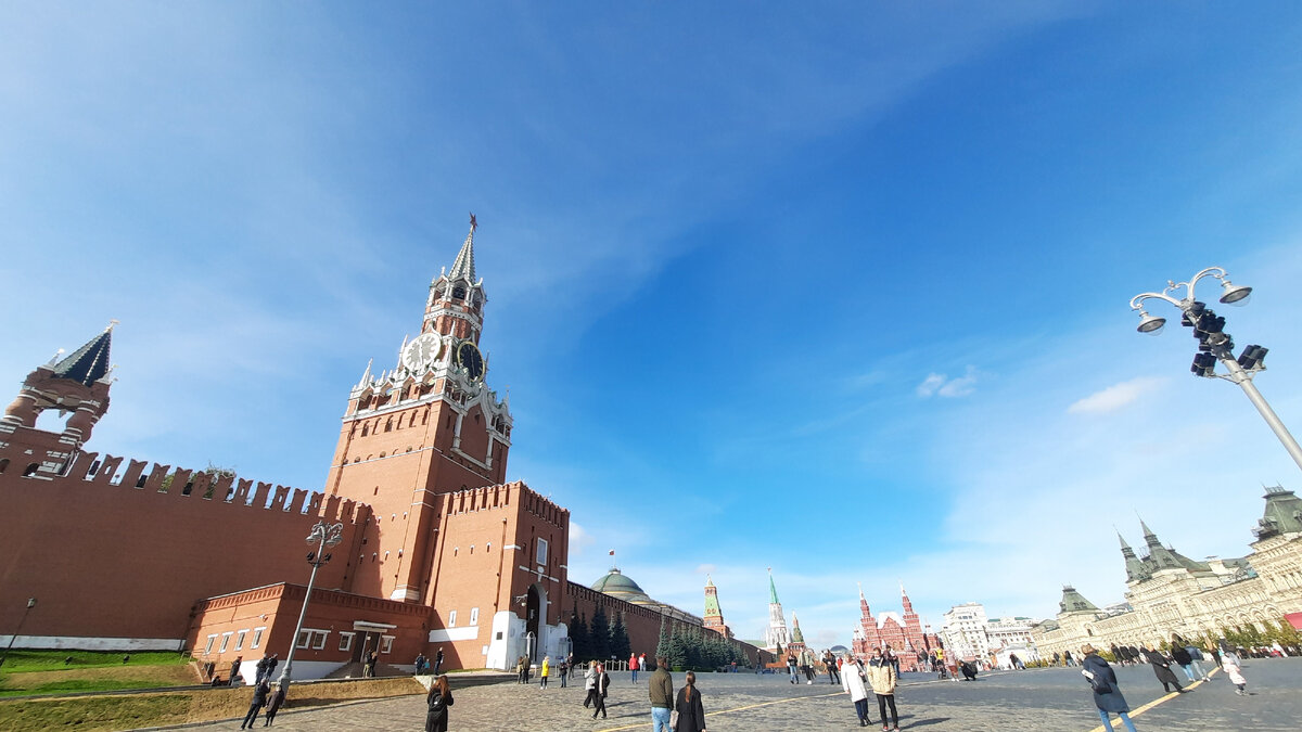 А одну из башен Кремля, - Спасскую, украшают самые старые и самые большие в Европе механические часы.