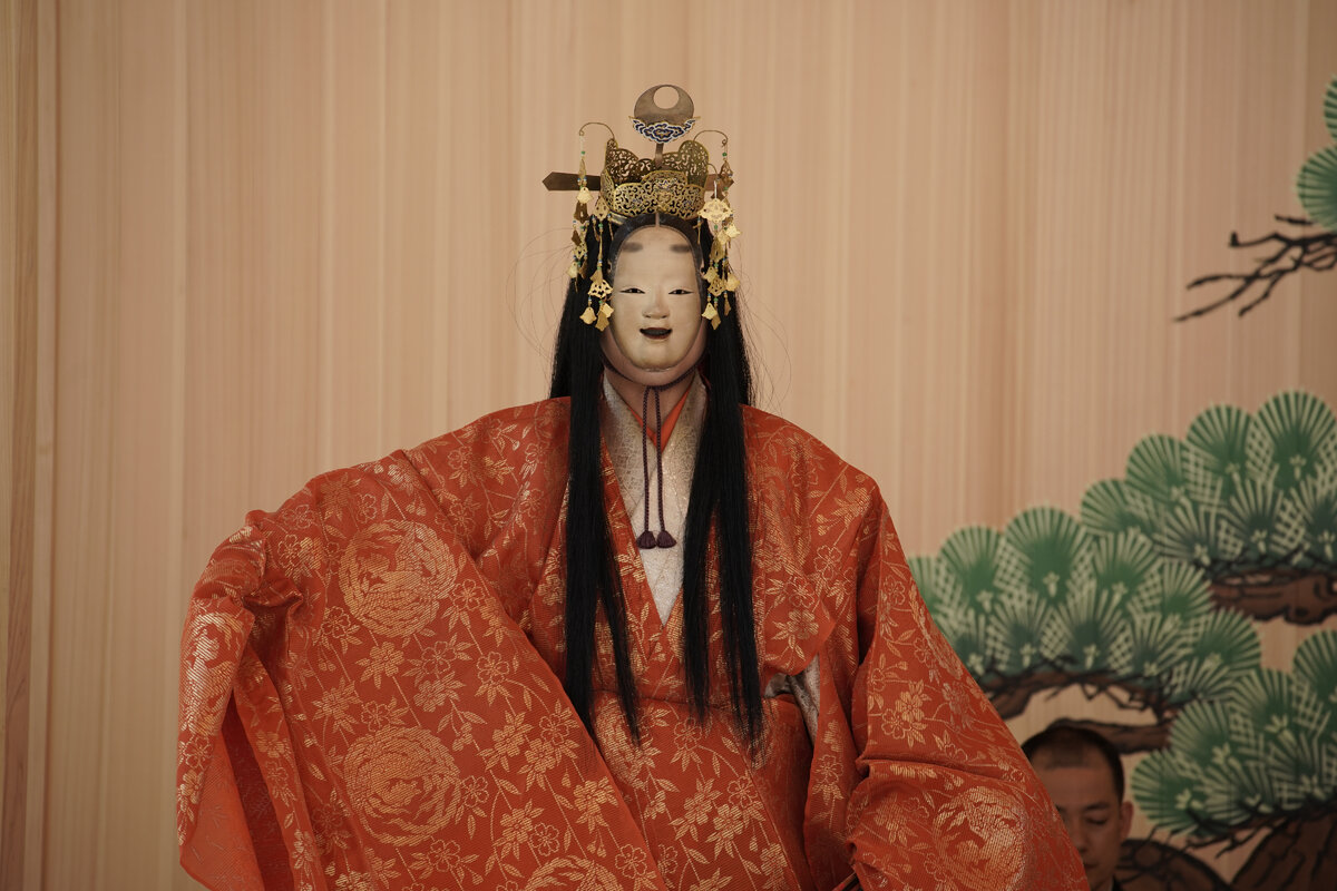 Представление театра Но на сцене в гостевом доме NEOLD Private House (фото автора)