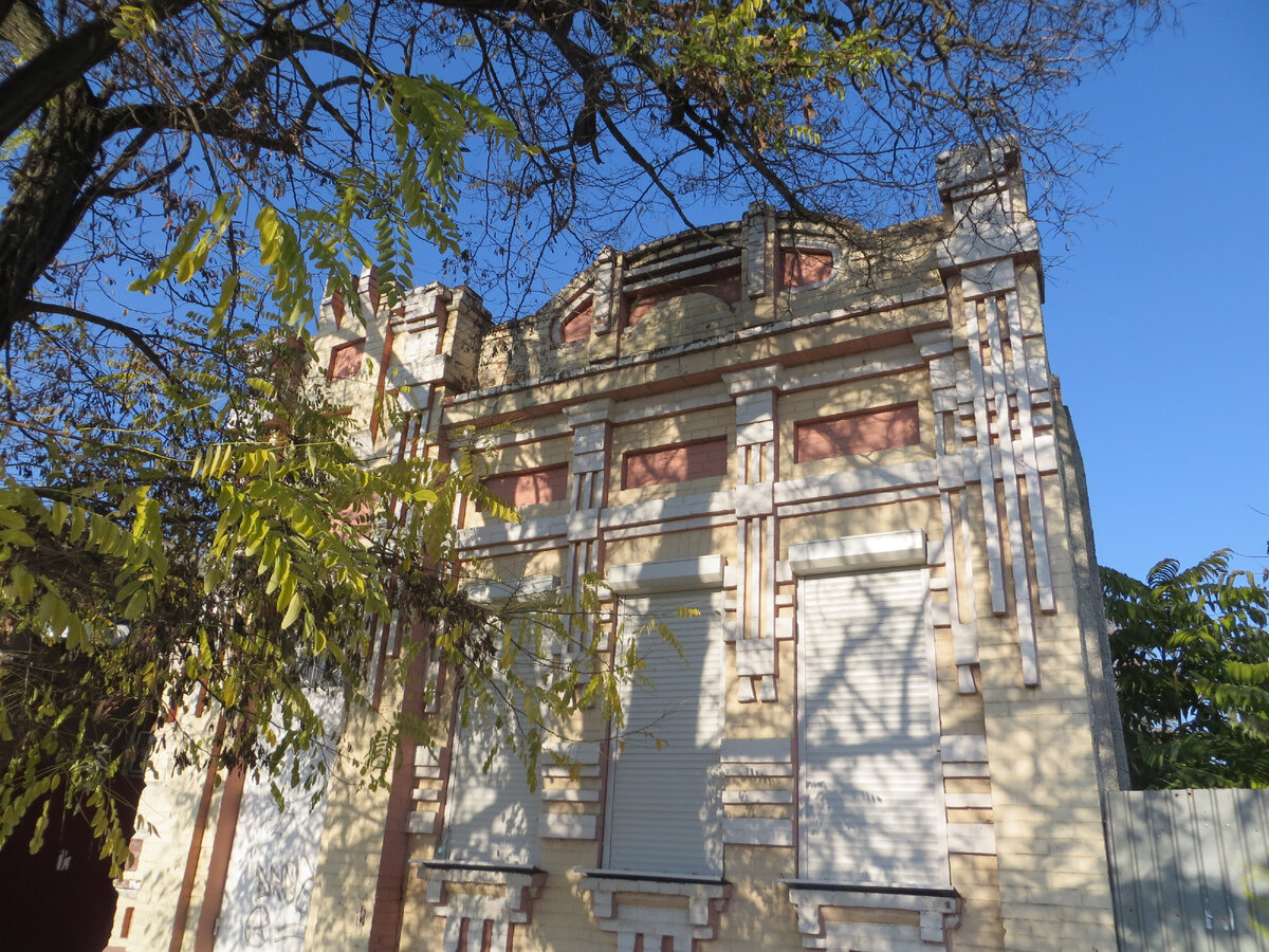 Вместо кованной балюстрады - кирпичная