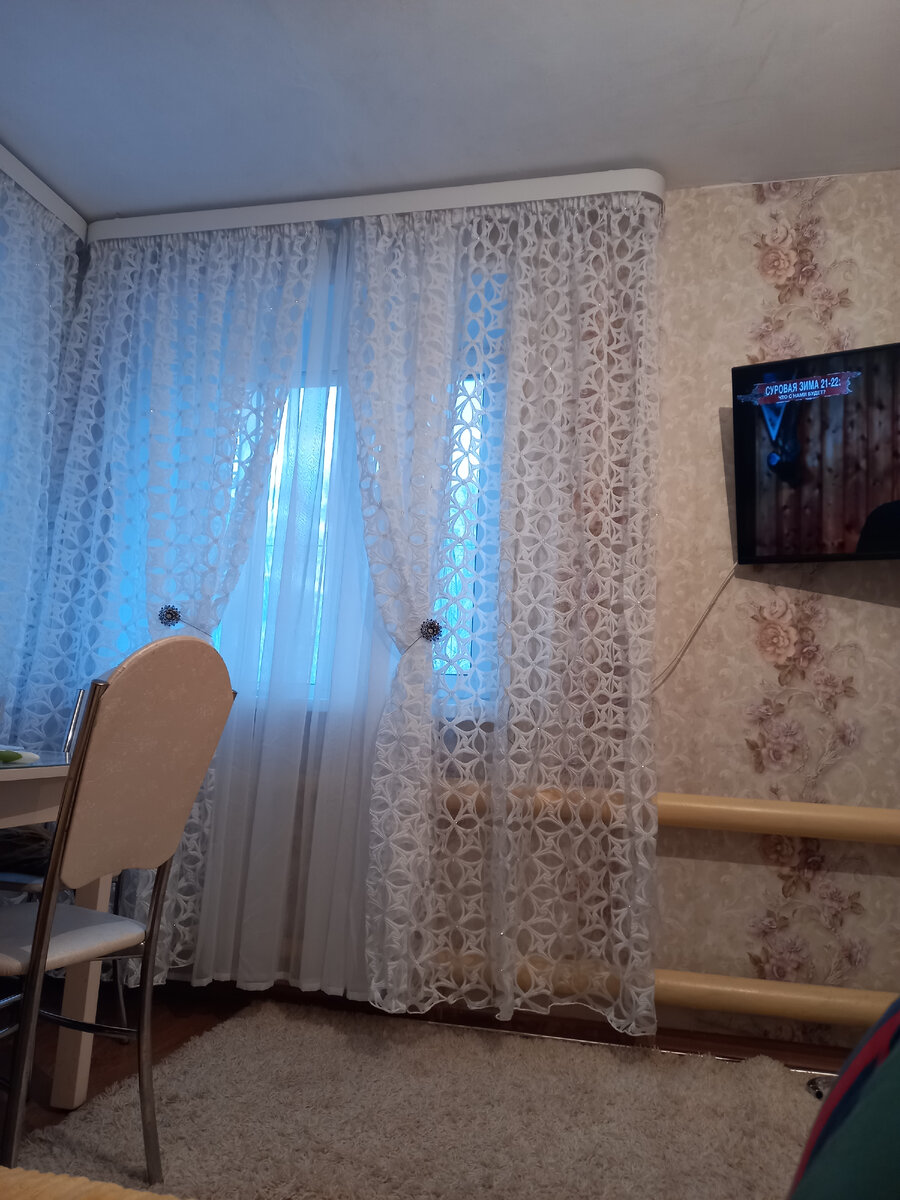 прикрутили карниз, повесили шторы