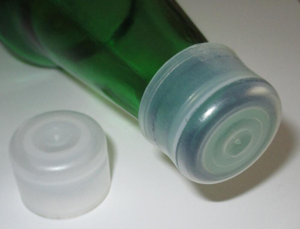 Специально для тех, кто в то время ещё не выпивал или не родился, вот так выглядели бутылки с такими пластмассовыми крышками.