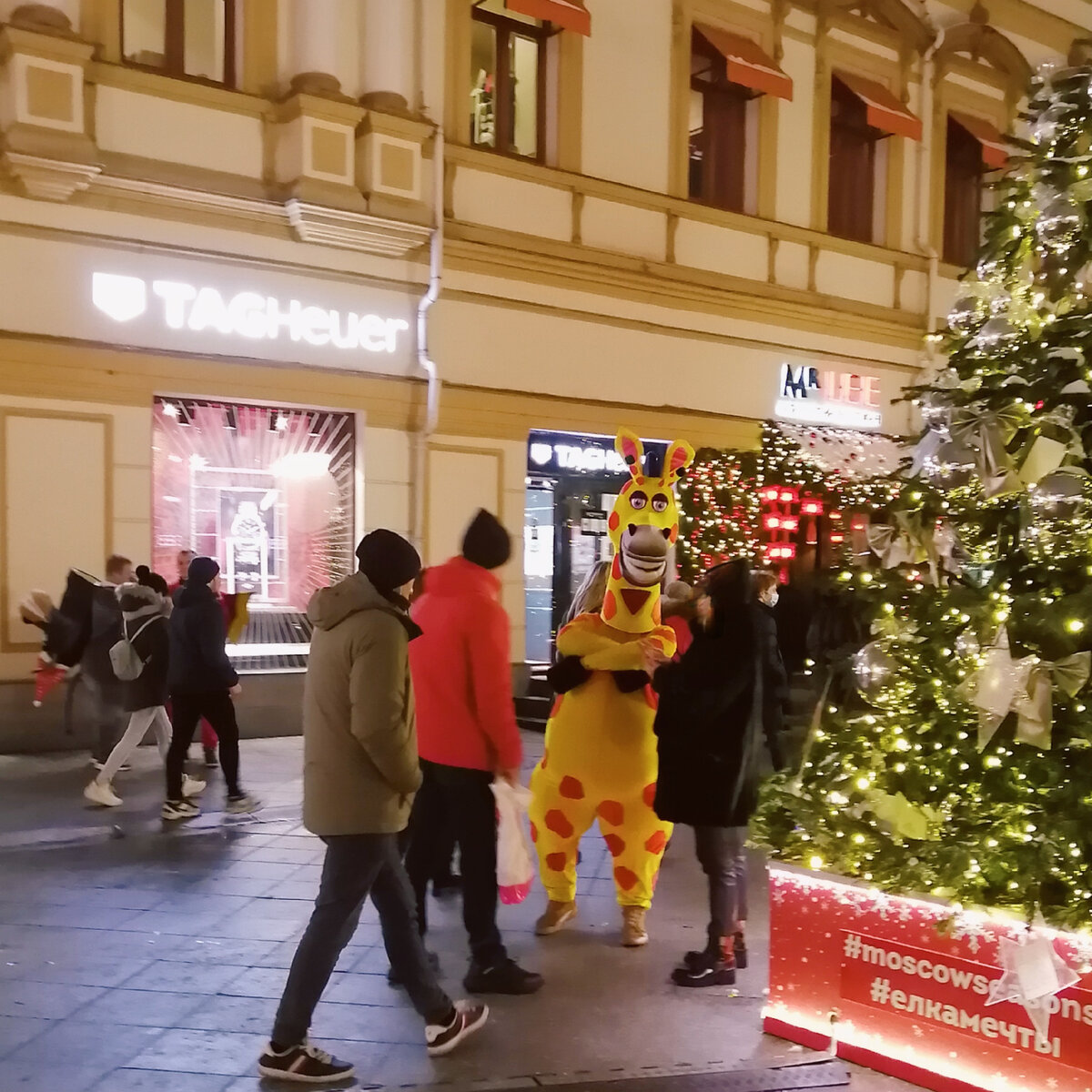 Они подходят ко всем прохожим и предлагают сфотографироваться.