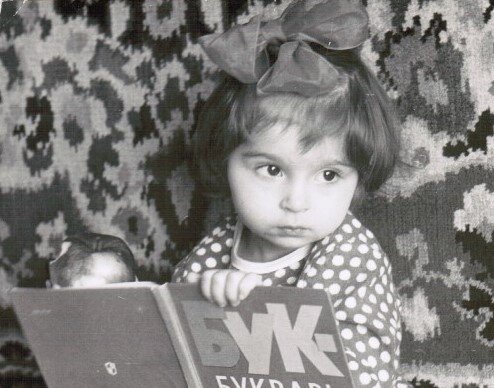 здесь года три, а я уже с букварём, запоминаю буквы, учусь читать по слогам. фото из личного архива автора