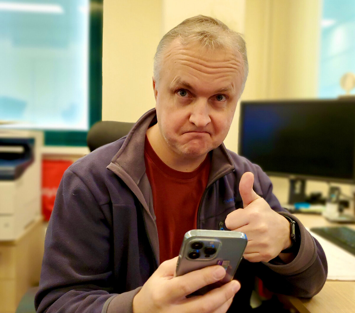 Автор с айфоном