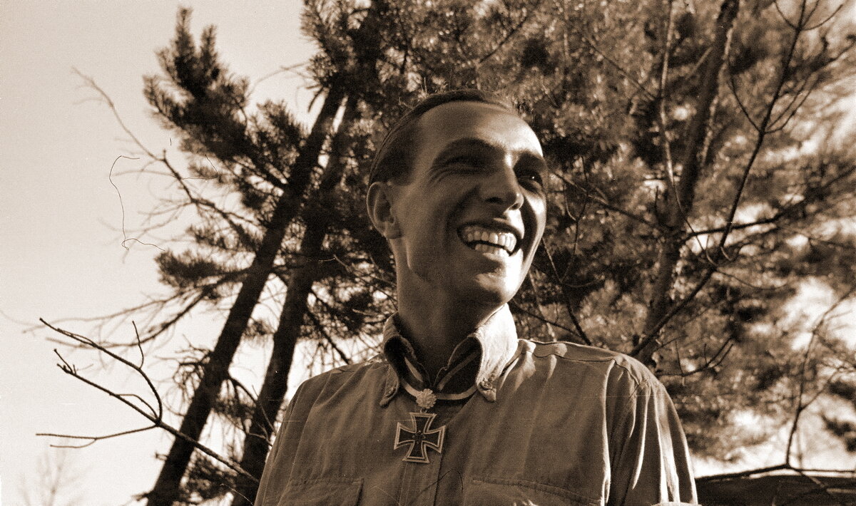 Соврал и смеется, как легко ему поверили...