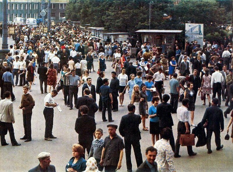 Люди 80х. Москва 70е -80е. Москва 70х люди. Москва 70х в фотографиях людей. СССР 70-80 годы.